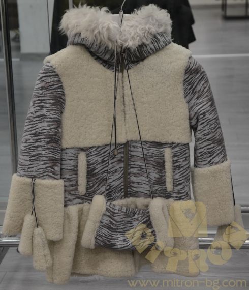 Детское пальто для девочки с отворотом